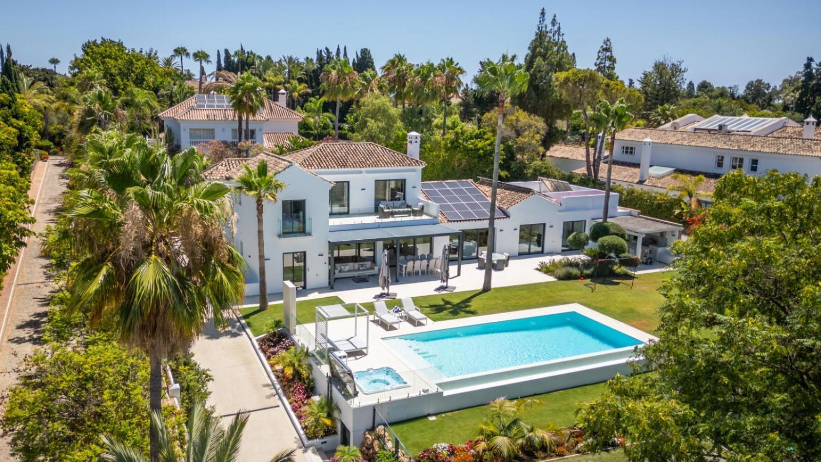 Villa Stunning 6-bedroom In Guadalmina Baja